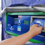 Sistem Parkir Otomatis Jadi Pilar Pengelolaan Modern Palang parkir otomatis bekerja dengan teknologi berbasis RFID, QR Code, tiket digital, hingga sistem manless dan cashless. Dengan mekanisme ini, setiap kendaraan yang masuk dan keluar dapat tercatat secara otomatis, sehingga memudahkan pengawasan serta meminimalkan potensi kesalahan pencatatan. Selain mendukung efisiensi operasional, sistem ini juga membantu menciptakan pengelolaan parkir yang transparan dan profesional, sejalan dengan arah pengembangan kota berbasis teknologi. Digunakan di Hotel, Kampus, dan Kawasan Wisata Di Yogyakarta, penerapan palang parkir otomatis semakin luas dan telah digunakan di berbagai sektor, antara lain: Hotel dan penginapan, untuk meningkatkan kenyamanan dan keamanan tamu Kampus dan institusi pendidikan, guna mengatur kendaraan mahasiswa dan staf Pusat perbelanjaan dan area komersial dengan volume kendaraan tinggi Rumah sakit dan fasilitas kesehatan, yang membutuhkan akses cepat dan tertib Kawasan wisata dan ruang publik, untuk mengurangi antrean dan kepadatan Sistem dapat disesuaikan mulai dari satu pintu akses hingga multi-gate terintegrasi sesuai kebutuhan lokasi. Sejalan dengan Konsep Smart City Penerapan palang parkir otomatis menjadi bagian dari upaya Yogyakarta dalam mendorong digitalisasi layanan publik dan konsep smart city. Data parkir yang terekam secara real time memungkinkan pengelola kawasan melakukan evaluasi berbasis data, termasuk pengaturan kapasitas parkir dan jam operasional. Dengan demikian, palang parkir tidak hanya berfungsi sebagai penghalang fisik, tetapi juga sebagai instrumen manajemen kawasan modern. Dukungan Penyedia Teknologi Nasional Implementasi sistem palang parkir otomatis di Yogyakarta turut didukung oleh perusahaan teknologi parkir nasional, salah satunya MSM Parking Group. Perusahaan ini menghadirkan solusi parkir otomatis yang dirancang untuk kebutuhan kawasan wisata dan pendidikan, dengan fokus pada keandalan sistem, kemudahan integrasi, serta dukungan teknis berkelanjutan. Menuju Parkir yang Lebih Tertib dan Aman Dengan semakin luasnya penerapan palang parkir otomatis, Yogyakarta diharapkan mampu mewujudkan pengelolaan parkir yang lebih tertib, aman, dan berkelanjutan. Modernisasi ini juga dinilai mampu meningkatkan citra fasilitas publik dan mendukung kenyamanan masyarakat serta wisatawan.